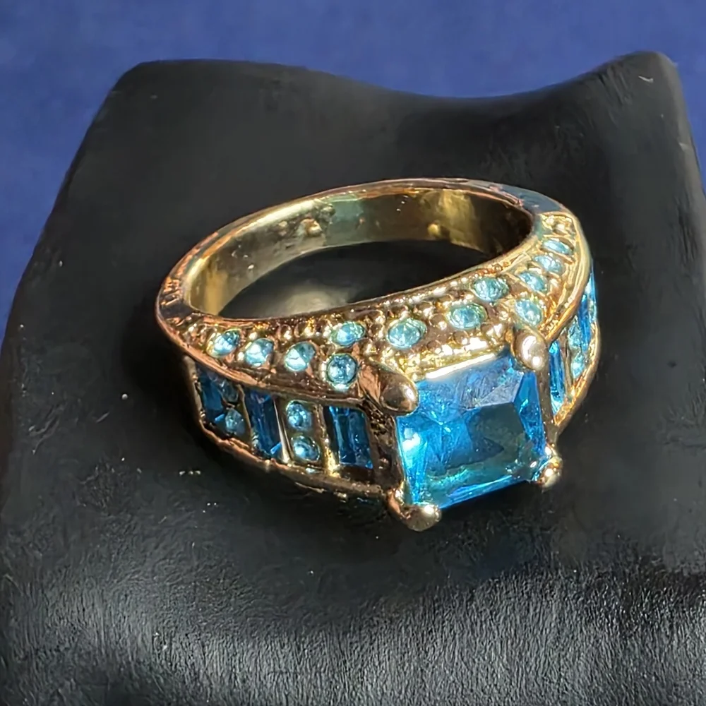 Vintage Blue Crystal Statement Ring Gold Tone Fluorescent Size 9 687